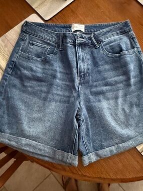 Poppy & Grace
Classic Cuffed Women's Denim Shorts in Washed Blue